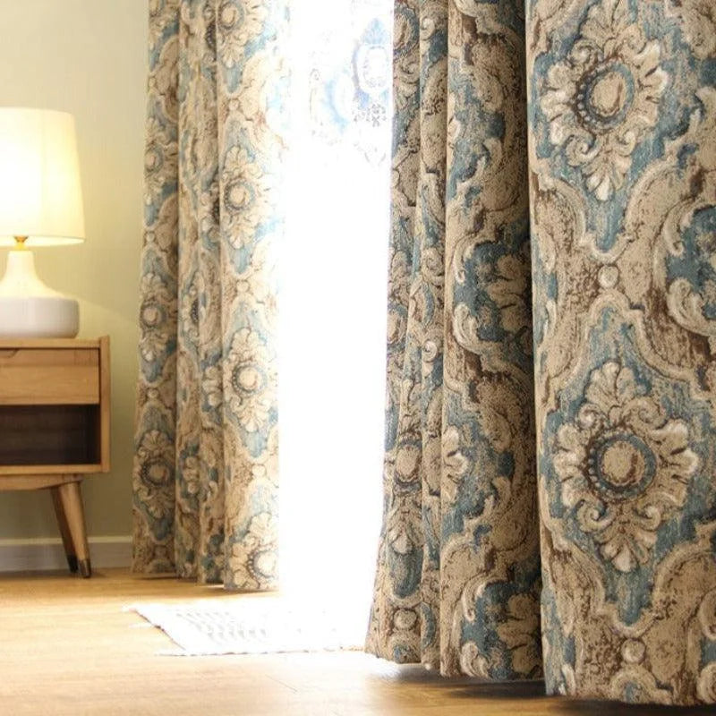 Rideaux élégants à motif floral bleu et beige, parfaits pour ajouter une touche de sophistication à votre intérieur. Idéal pour le salon ou la chambre, ces rideaux décoratifs offrent une ambiance chaleureuse et accueillante. Transformez votre espace avec ces éléments de décoration raffinée, conçus pour s'harmoniser avec divers styles d'ameublement.