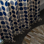 Nappe élégante à motifs circulaires bleus, idéale pour sublimer votre table. Son design unique avec des cercles variés ajoute une touche contemporaine et raffinée à votre décoration intérieure. Parfaite pour les dîners formels ou les occasions spéciales, cette nappe offre une esthétique moderne et attrayante.