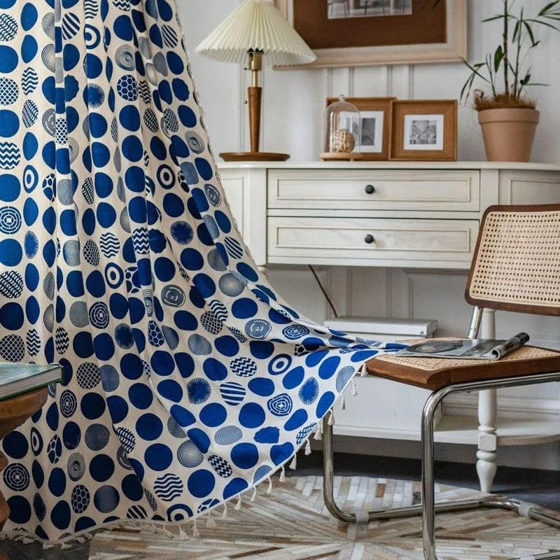 Rideau design avec motifs géométriques bleus, parfait pour ajouter une touche moderne à votre salon. Décoration intérieure élégante avec un mobilier en bois et un éclairage chaleureux. Style tendance et contemporain pour sublimer votre espace de vie.