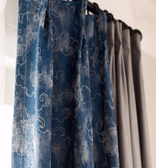Rideaux élégants à motifs de nuages bleus, ajoutant une touche artistique et contemporaine à votre intérieur. Parfaits pour créer une ambiance apaisante et sophistiquée. Idéals pour salon ou chambre, ces rideaux décoratifs savent habiller les fenêtres avec style.