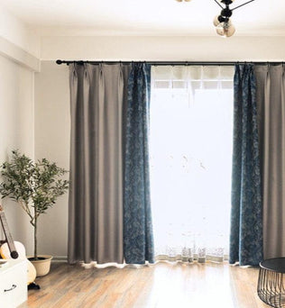 Rideaux modernes et élégants pour salon, combinant teintes grises et bleues, idéale pour une décoration intérieure sophistiquée et lumineuse. Valorisez votre espace avec ces rideaux à la fois esthétiques et fonctionnels, permettant de contrôler la luminosité tout en apportant une touche de style à votre pièce. Parfait pour un environnement contemporain.