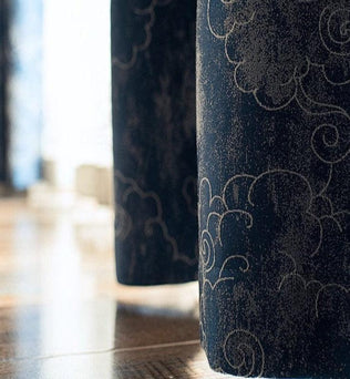 Rideau élégant avec motifs nuages, apportant une touche sophistiquée et contemporaine à votre intérieur. Son design original transforme chaque espace en un lieu raffiné, idéal pour le salon ou la chambre. Accessoire déco incontournable pour créer une ambiance apaisante et moderne.