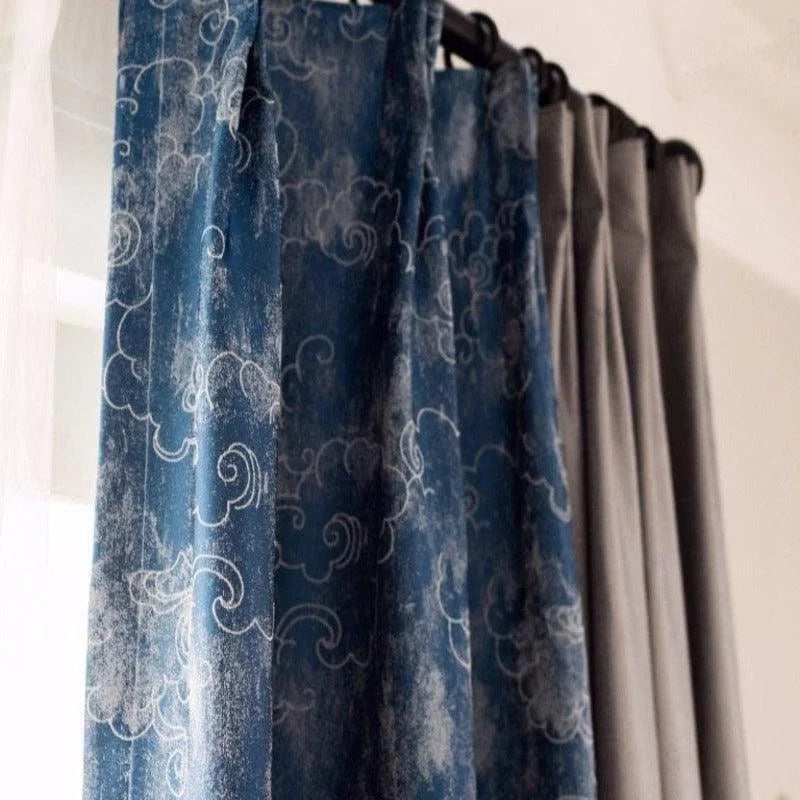 Rideaux élégants à motifs de nuages bleus, ajoutant une touche artistique et contemporaine à votre intérieur. Parfaits pour créer une ambiance apaisante et sophistiquée. Idéals pour salon ou chambre, ces rideaux décoratifs savent habiller les fenêtres avec style.