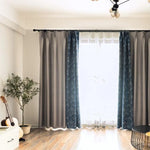Rideaux modernes et élégants pour salon, combinant teintes grises et bleues, idéale pour une décoration intérieure sophistiquée et lumineuse. Valorisez votre espace avec ces rideaux à la fois esthétiques et fonctionnels, permettant de contrôler la luminosité tout en apportant une touche de style à votre pièce. Parfait pour un environnement contemporain.