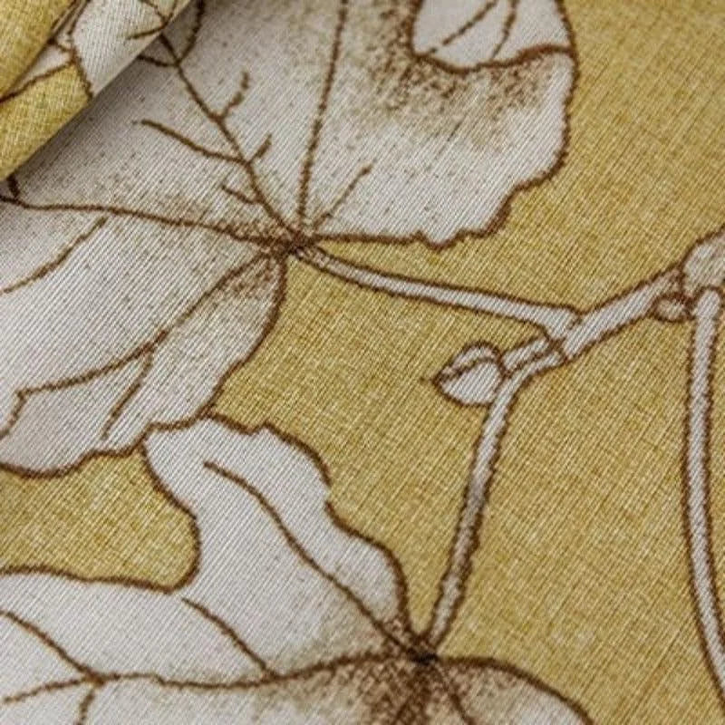 Tissu décoratif imprimé de motifs de feuilles, idéal pour des projets de couture ou de décoration intérieure. Design élégant aux teintes naturelles pour un style classique et raffiné.