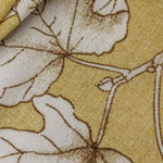 Tissu décoratif imprimé de motifs de feuilles, idéal pour des projets de couture ou de décoration intérieure. Design élégant aux teintes naturelles pour un style classique et raffiné.