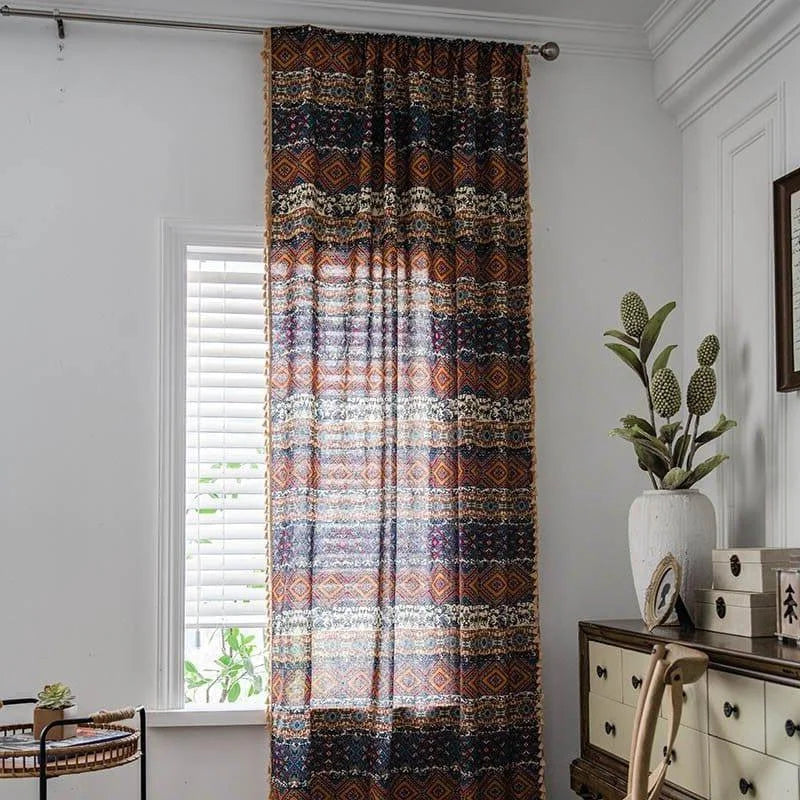Rideau long à motifs bohème colorés, idéal pour ajouter une touche d'élégance et de chaleur à votre intérieur. Parfait pour le salon, ce type de rideau rendra votre espace accueillant et tendance. Parfait pour filtrer la lumière tout en préservant l'intimité de votre foyer.