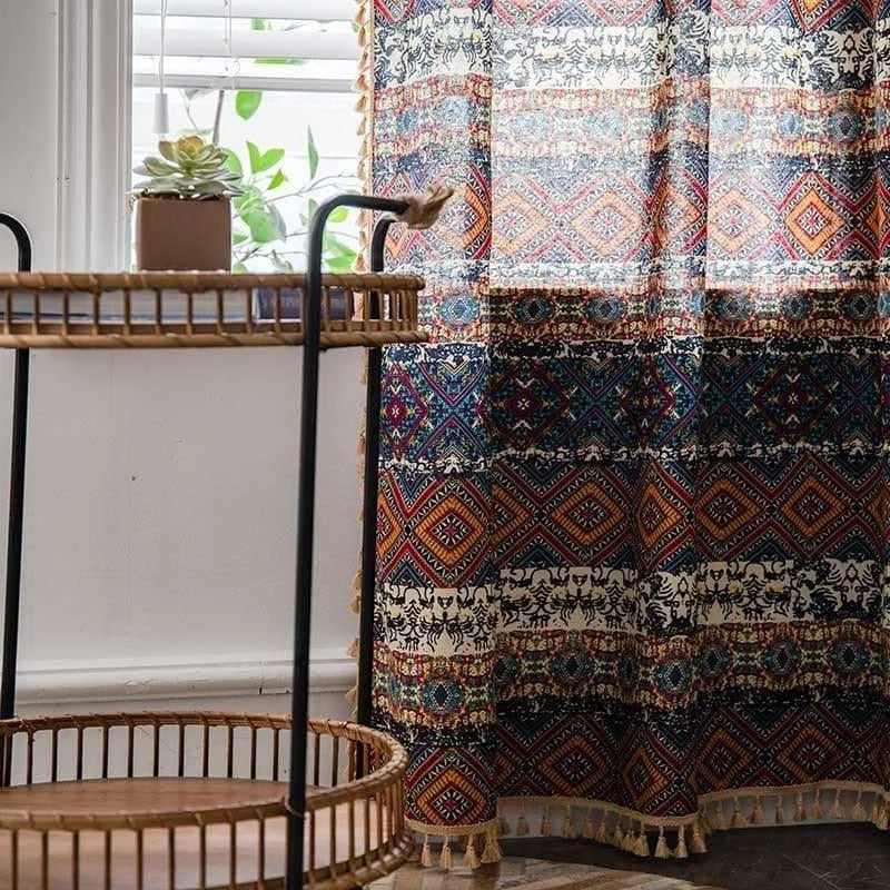 Rideau aux motifs bohèmes colorés, idéal pour apporter une touche ethnique et chaleureuse à votre intérieur. Son design géométrique multicolore illumine la pièce tandis que sa finition à pompons ajoute une touche d'originalité. Parfait pour les salons ou chambres souhaitant une ambiance conviviale et originale.