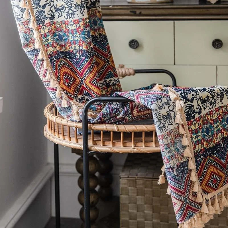 Plaid coloré avec motifs ethniques, parfait pour ajouter une touche bohème à votre décoration intérieure. Idéal pour un salon chaleureux ou comme élément décoratif dans une chambre. Ce plaid est agrémenté de pompons sur les bords, offrant un style unique et convivial. Accessoire décoratif tendance pour un intérieur moderne et accueillant.