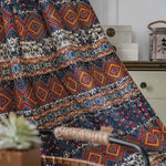 Robe longue bohème avec motifs géométriques colorés, style ethnique pour un look original et tendance. Accessoire parfait pour une ambiance estivale et décontractée.