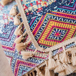 Coussin décoratif avec motifs géométriques colorés et franges élégantes, idéal pour ajouter une touche bohème chic à votre intérieur. Accessoire parfait pour sublimer votre salon ou chambre à coucher avec style et originalité.