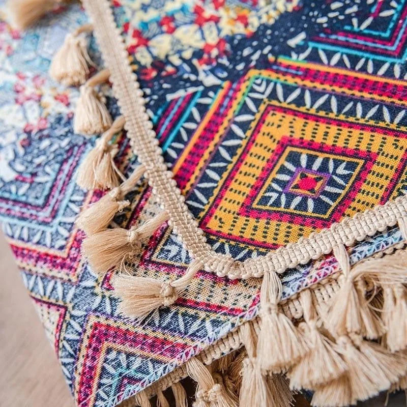 Coussin décoratif avec motifs géométriques colorés et franges élégantes, idéal pour ajouter une touche bohème chic à votre intérieur. Accessoire parfait pour sublimer votre salon ou chambre à coucher avec style et originalité.