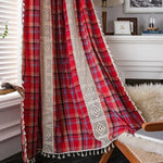 Rideau élégant à motifs écossais rouge avec empiècement décoratif, idéal pour apporter une touche rustique et chaleureuse à votre intérieur. Parfait pour décorer un salon ou une chambre, ce rideau se marie facilement avec différents styles de décoration. Accessoire incontournable pour créer une ambiance cocooning.