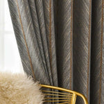Rideau élégant pour salon moderne, motif rayé chic, couleur grise tendance, accessoire déco intérieur, luminosité ajustable, ambiance chaleureuse, style contemporain avec détails dorés.