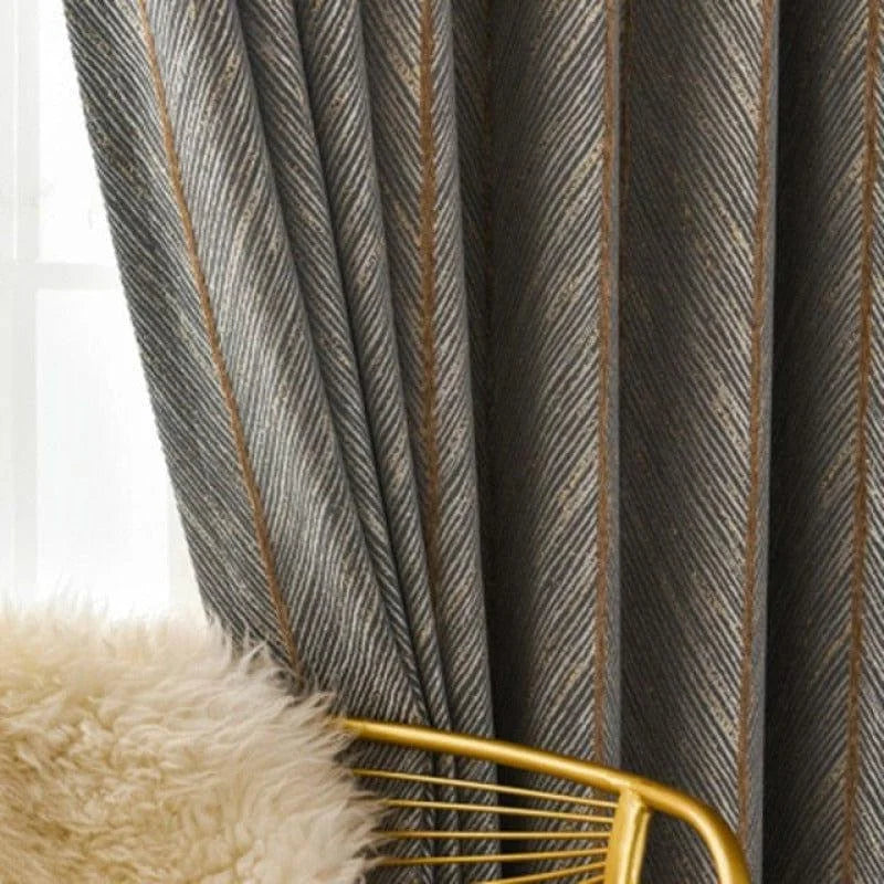 Rideau élégant pour salon moderne, motif rayé chic, couleur grise tendance, accessoire déco intérieur, luminosité ajustable, ambiance chaleureuse, style contemporain avec détails dorés.