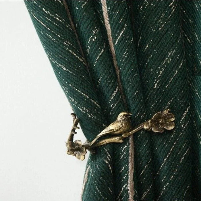 Rideau vert élégant avec motif à rayures discrètes et embrasse décorative en forme d'oiseau doré. Idéal pour ajouter une touche de sophistication naturelle à tout intérieur. Parfait pour un salon ou une chambre à coucher au style recherché.