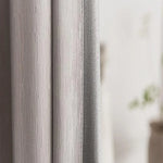 Voilage élégant pour salon moderne, ajout chic à votre décoration intérieure, couleur neutre pour s'adapter à tout style, tissu opaque légèrement texturé, idéal pour filtrer la lumière tout en préservant l'intimité.