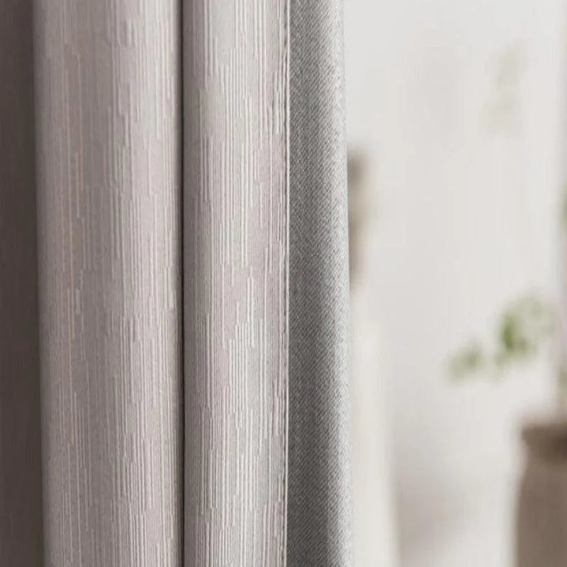 Voilage élégant pour salon moderne, ajout chic à votre décoration intérieure, couleur neutre pour s'adapter à tout style, tissu opaque légèrement texturé, idéal pour filtrer la lumière tout en préservant l'intimité.
