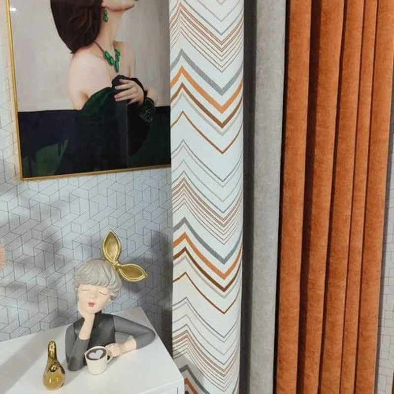 Rideaux élégants dans un salon moderne avec motif géométrique distinctif en orange, gris et blanc. Mettant en avant une ambiance artistique, ils sont accompagnés d'une statue décorative et d'un tableau raffiné, ajoutant une touche de sophistication à l'espace intérieur. Idéal pour rehausser la décoration intérieure contemporaine d'une maison.