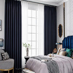 Chambre élégante avec rideaux opaques et voilages blancs, idéale pour une décoration moderne. Lit confortable avec couvre-lit dans des tons neutres, offrant une ambiance de détente. Accessoires décoratifs et mobilier chic complètent l'esthétique contemporaine de la pièce. Parfait pour un intérieur raffiné et accueillant.