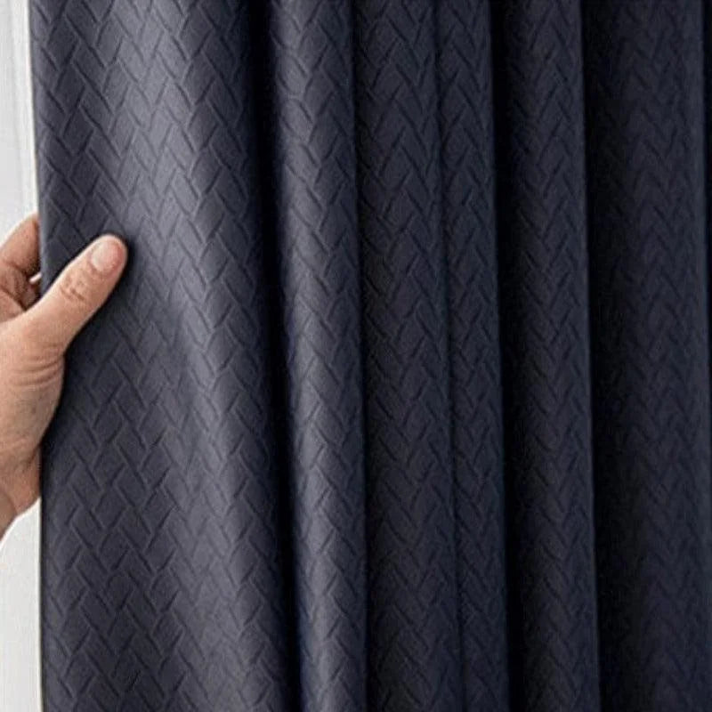 Rideau obscurcissant bleu marine avec motif texturé, parfait pour la décoration intérieure moderne et élégante. Idéal pour bloquer la lumière et préserver l'intimité dans les pièces de vie. Transformez votre espace avec style et fonctionnalité.