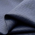 Texture raffinée bleu marine avec motif géométrique en relief pour habillage intérieur élégant. Idéal pour une utilisation dans la décoration d'intérieur ou la confection de vêtements tendance.