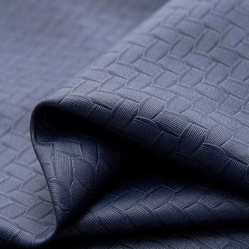 Texture raffinée bleu marine avec motif géométrique en relief pour habillage intérieur élégant. Idéal pour une utilisation dans la décoration d'intérieur ou la confection de vêtements tendance.