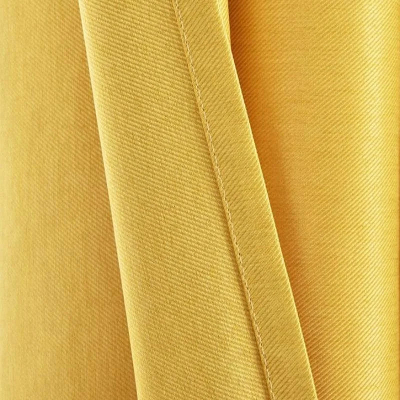 Image d'un tissu jaune avec un motif en diagonale, présentant une couture visible. Ce textile est idéal pour des créations de mode lumineuses et audacieuses, ajoutant une touche de couleur éclatante à vos projets de couture. Parfait pour confectionner vêtements, accessoires ou décoration d'intérieur.