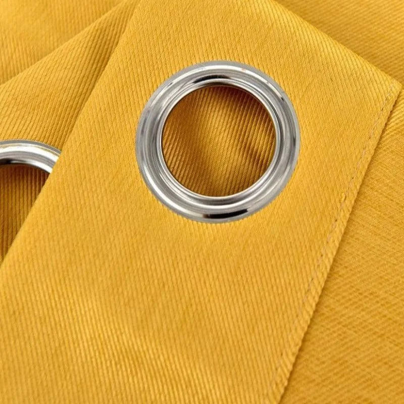 Rideaux à œillets jaunes pour décoration intérieure, ajoutant une touche lumineuse et moderne à votre maison. Idéal pour le salon, la chambre ou la salle à manger, ces rideaux offrent une solution élégante pour l'habillage de fenêtres. Leur design pratique facilite une installation rapide sur une tringle.
