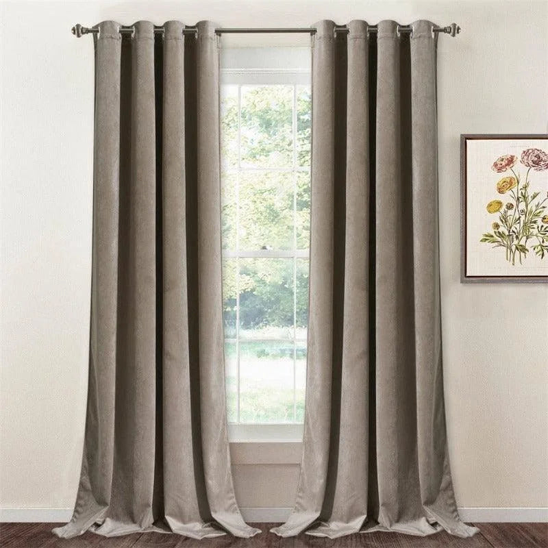 Rideau gris élégant pour salon, offrant une ambiance sophistiquée et moderne. Idéal pour ajouter une touche décorative à votre intérieur tout en filtrant la lumière. Convient parfaitement aux chambres à coucher et salles de séjour, facile à installer avec des anneaux.