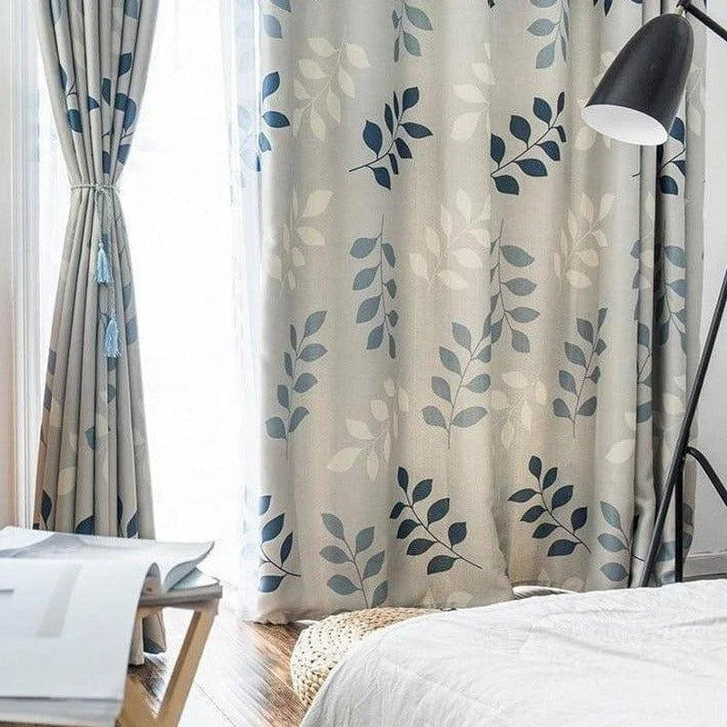 Rideaux élégants à motifs de feuilles bleues pour salon moderne, ajoutant une touche naturelle et épurée à votre décoration intérieure. Idéal pour créer une atmosphère lumineuse et accueillante dans votre espace de vie. Parfait pour filtrer la lumière tout en apportant une note de style à votre maison.
