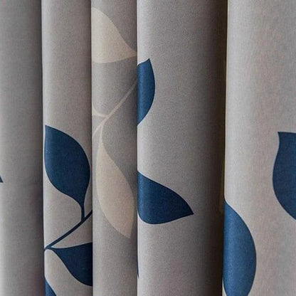 Rideaux élégants avec motif de feuilles bleues sur fond gris, parfaits pour la décoration de salon ou chambre, apportant une touche moderne et apaisante à votre intérieur. Accessoire idéal pour s’harmoniser avec tout type de mobilier.