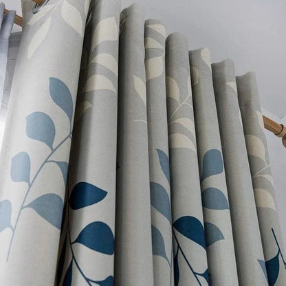 Rideau moderne avec motif de feuilles, tonalités bleues et grises, idéal pour apporter une touche élégante et naturelle à votre intérieur. Convient parfaitement aux salons, chambres et espaces de détente. Style contemporain et design épuré pour une décoration harmonieuse.