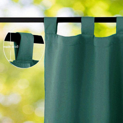 Rideau occultant vert avec passants larges, idéal pour améliorer l'intimité et le confort de votre intérieur. Ce modèle élégant s'adapte à divers styles de décoration, offrant une solution pratique pour réduire la lumière et préserver la tranquillité de votre espace. Parfait pour les chambres, salons ou bureaux, ce rideau combine esthétisme et fonctionnalité.