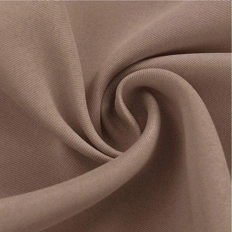 Image d'un tissu beige en gros plan, mettant en valeur sa texture douce et sa souplesse, idéal pour la confection de vêtements élégants et confortables.