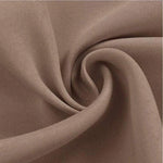 Image d'un tissu beige en gros plan, mettant en valeur sa texture douce et sa souplesse, idéal pour la confection de vêtements élégants et confortables.