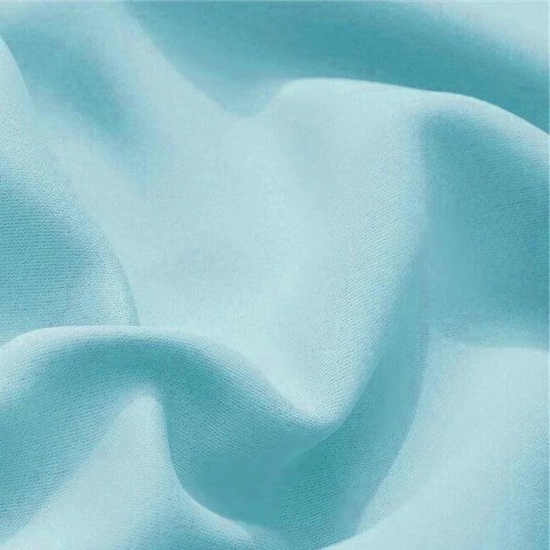 Image d'un tissu fluide et léger de couleur bleu clair, idéal pour la confection de vêtements d'été élégants et confortables. Texture douce au toucher, offrant un drapé élégant parfait pour les robes et chemisiers.