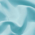 Image d'un tissu fluide et léger de couleur bleu clair, idéal pour la confection de vêtements d'été élégants et confortables. Texture douce au toucher, offrant un drapé élégant parfait pour les robes et chemisiers.