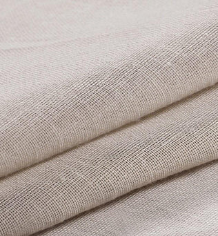 Image d'un tissu beige polyvalent, idéal pour la confection de vêtements, rideaux ou housses. Sa texture légère et élégante s'adapte parfaitement à divers projets de couture et de décoration intérieure. Ajoutez une touche de douceur et de sophistication à votre espace avec ce textile de qualité.