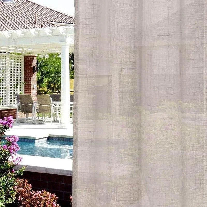Rideau extérieur installé près d'une piscine, apportant une touche d'élégance à la terrasse. Idéal pour créer un espace de détente à l'abri du soleil. Transformez votre jardin en un havre de paix grâce à ce rideau décoratif.