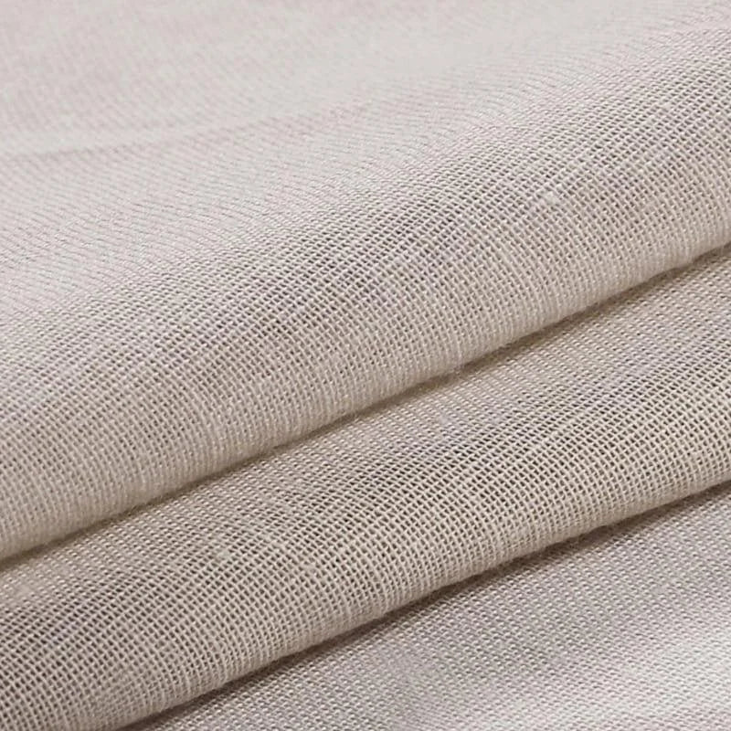 Image d'un tissu beige polyvalent, idéal pour la confection de vêtements, rideaux ou housses. Sa texture légère et élégante s'adapte parfaitement à divers projets de couture et de décoration intérieure. Ajoutez une touche de douceur et de sophistication à votre espace avec ce textile de qualité.
