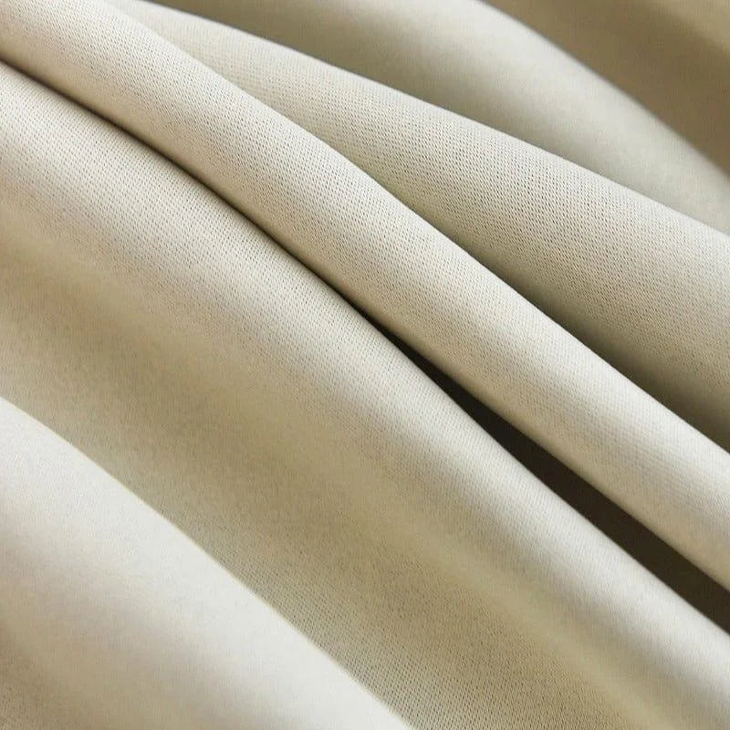 Tissu beige élégant avec un drapé souple et délicat, parfait pour la confection de vêtements haut de gamme ou de décoration intérieure. Texture lisse et couleur neutre offrent une touche de sophistication et de polyvalence pour divers projets créatifs et modes. Idéal pour ceux cherchant à allier style et fonctionnalité dans leurs créations.