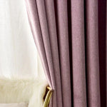 Rideaux occultants violets élégants pour salon, créant une ambiance chic et moderne. Solution parfaite pour contrôler la lumière naturelle tout en ajoutant une touche de couleur à votre décoration intérieure. Convient aux fenêtres de tailles variées.