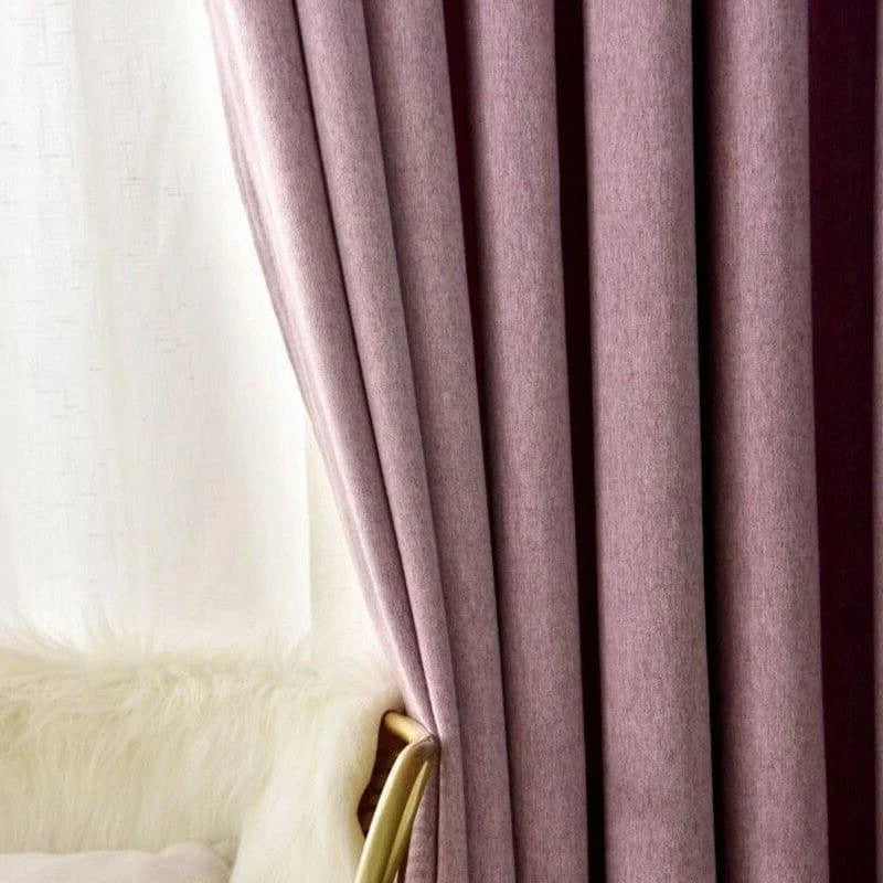 Rideaux occultants violets élégants pour salon, créant une ambiance chic et moderne. Solution parfaite pour contrôler la lumière naturelle tout en ajoutant une touche de couleur à votre décoration intérieure. Convient aux fenêtres de tailles variées.