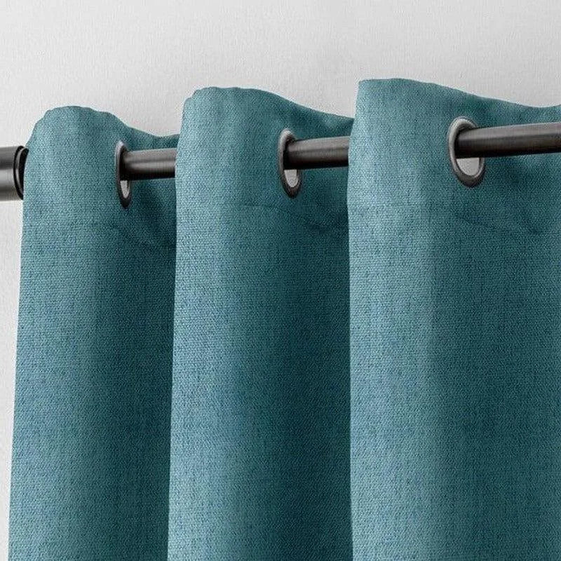 Rideau élégant bleu turquoise avec œillets métalliques, parfait pour ajouter une touche moderne à votre décoration intérieure. Adapté à divers styles de maison, ce rideau offre un moyen simple et efficace de contrôler la lumière et d'améliorer l'intimité de votre espace de vie.