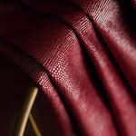Produit de couleur rouge avec motif à petits points, idéal pour une décoration moderne et élégante. Cette image met en valeur les détails raffinés de la texture et la finition de haute qualité, créant une ambiance chaleureuse et sophistiquée. Un choix parfait pour rehausser l'esthétique de votre intérieur.