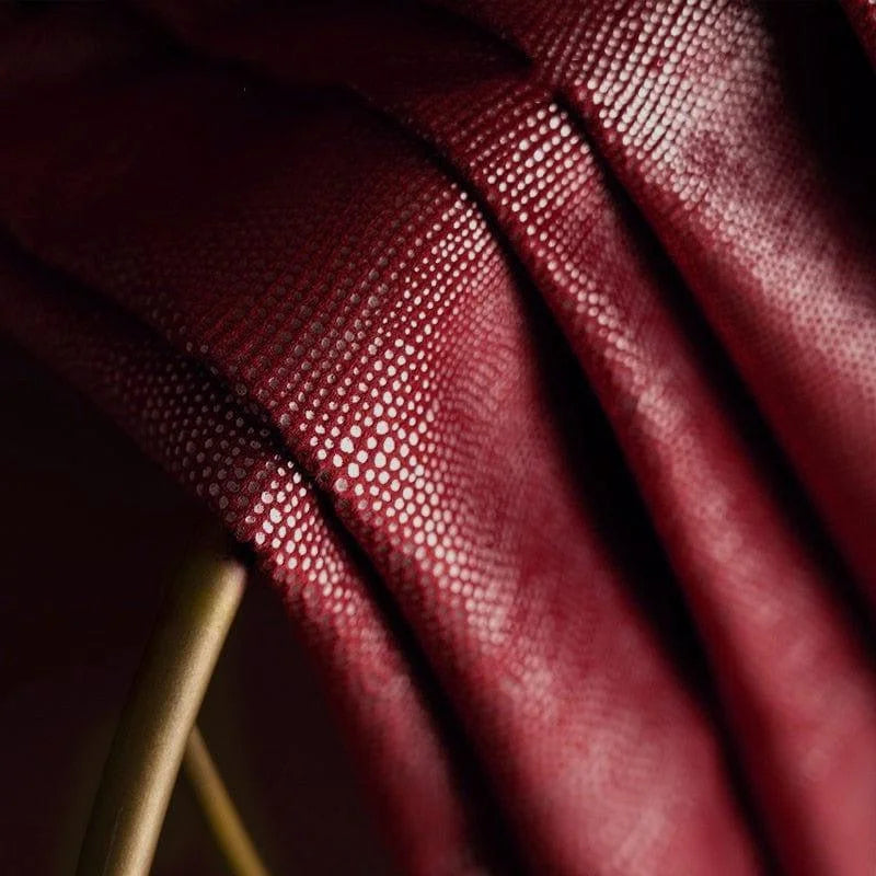 Produit de couleur rouge avec motif à petits points, idéal pour une décoration moderne et élégante. Cette image met en valeur les détails raffinés de la texture et la finition de haute qualité, créant une ambiance chaleureuse et sophistiquée. Un choix parfait pour rehausser l'esthétique de votre intérieur.