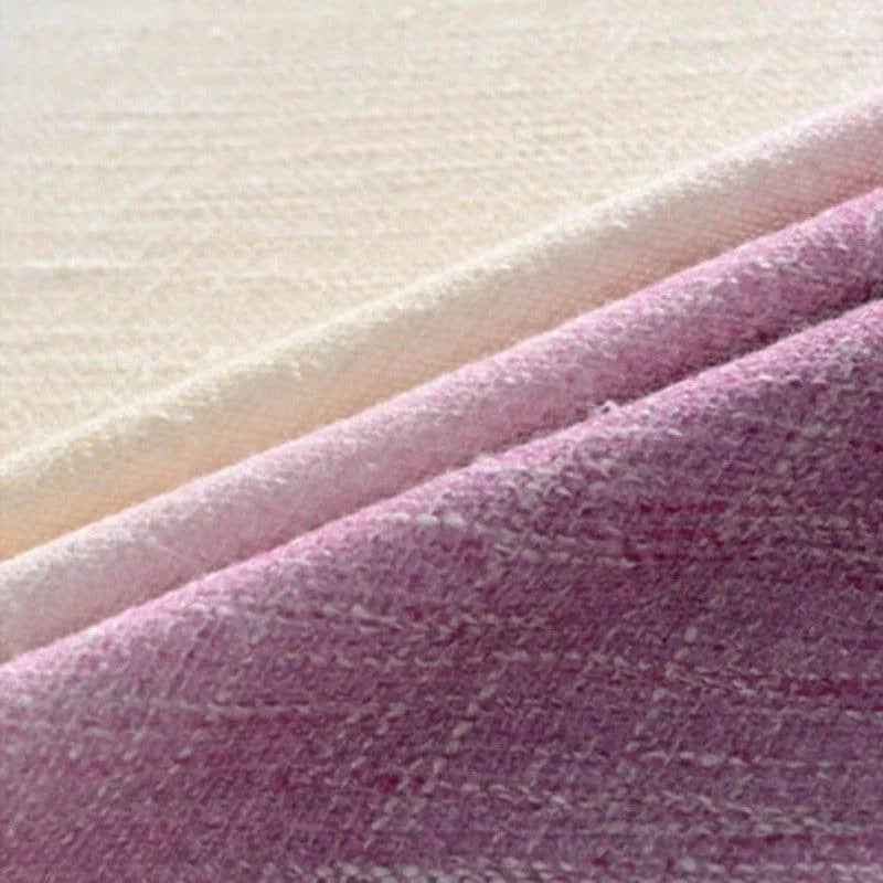 Textile rose et beige présentant une texture douce et confortable, idéal pour la confection de vêtements ou de décoration intérieure.