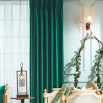 Rideau design vert émeraude pour salon élégant, combiné à des meubles classiques et une décoration murale élégante. Ajoutez une touche de sophistication et de couleur à votre intérieur avec ce rideau chic, parfait pour les ambiances modernes et raffinées. Optimisé pour bloquer la lumière tout en améliorant l'esthétique de votre espace.