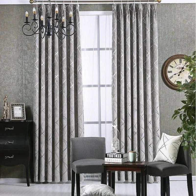 Rideaux élégants gris à motifs géométriques suspendus dans un salon contemporain, complétant la décoration intérieure avec des chaises modernes et une horloge murale design, pour une ambiance chic et confortable.
